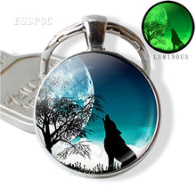 Load image into Gallery viewer, Glow In The Dark Wolf Key Chain Key Rings Holder Luminous Wolf Head Keychain Men Jewelry Gift