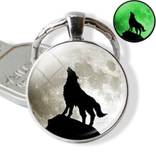 Load image into Gallery viewer, Glow In The Dark Wolf Key Chain Key Rings Holder Luminous Wolf Head Keychain Men Jewelry Gift