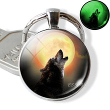 Load image into Gallery viewer, Glow In The Dark Wolf Key Chain Key Rings Holder Luminous Wolf Head Keychain Men Jewelry Gift