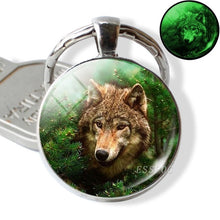 Load image into Gallery viewer, Glow In The Dark Wolf Key Chain Key Rings Holder Luminous Wolf Head Keychain Men Jewelry Gift