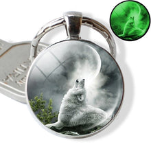 Load image into Gallery viewer, Glow In The Dark Wolf Key Chain Key Rings Holder Luminous Wolf Head Keychain Men Jewelry Gift