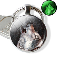 Load image into Gallery viewer, Glow In The Dark Wolf Key Chain Key Rings Holder Luminous Wolf Head Keychain Men Jewelry Gift